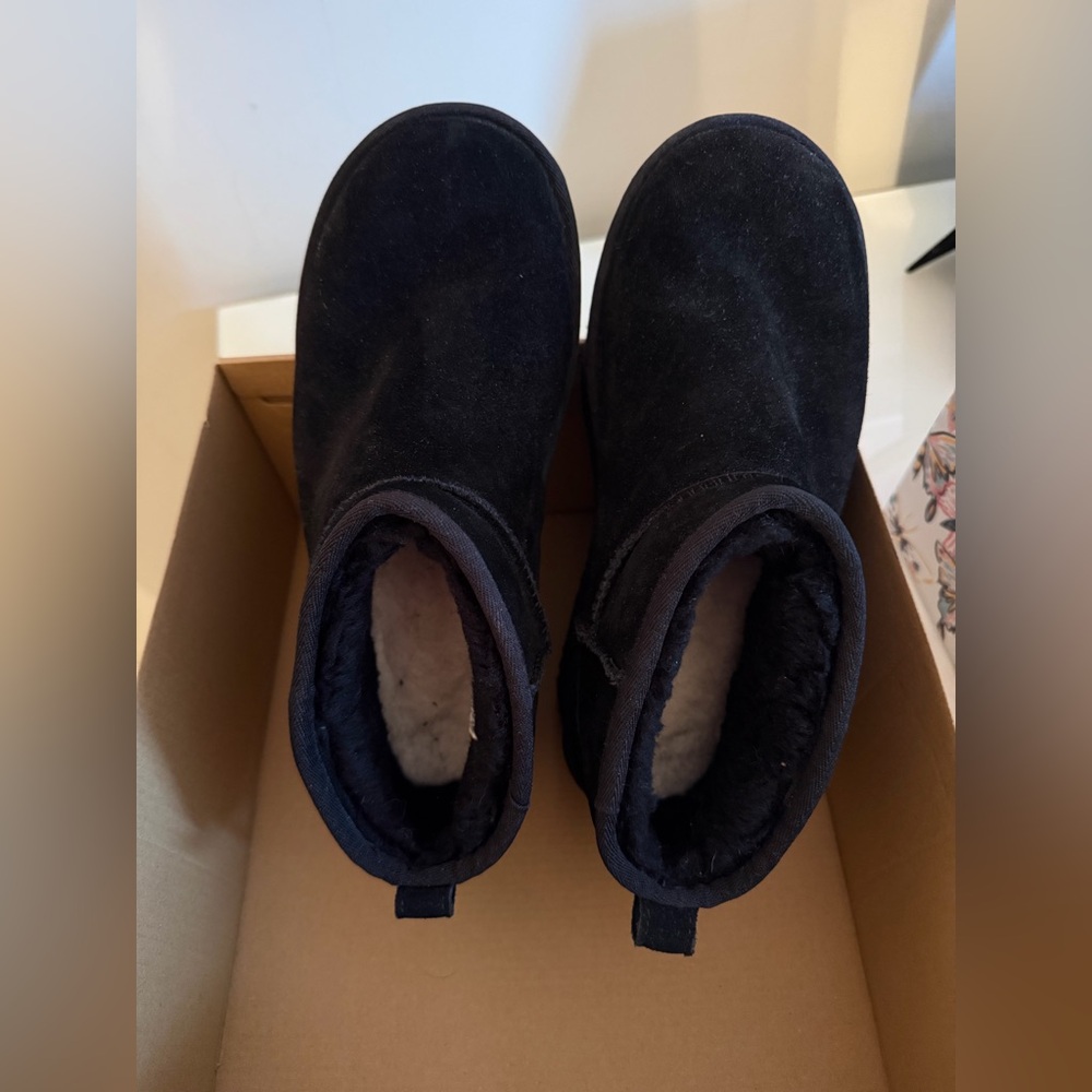 UGG Classic Ultra Mini Platform - Picture 3 of 3